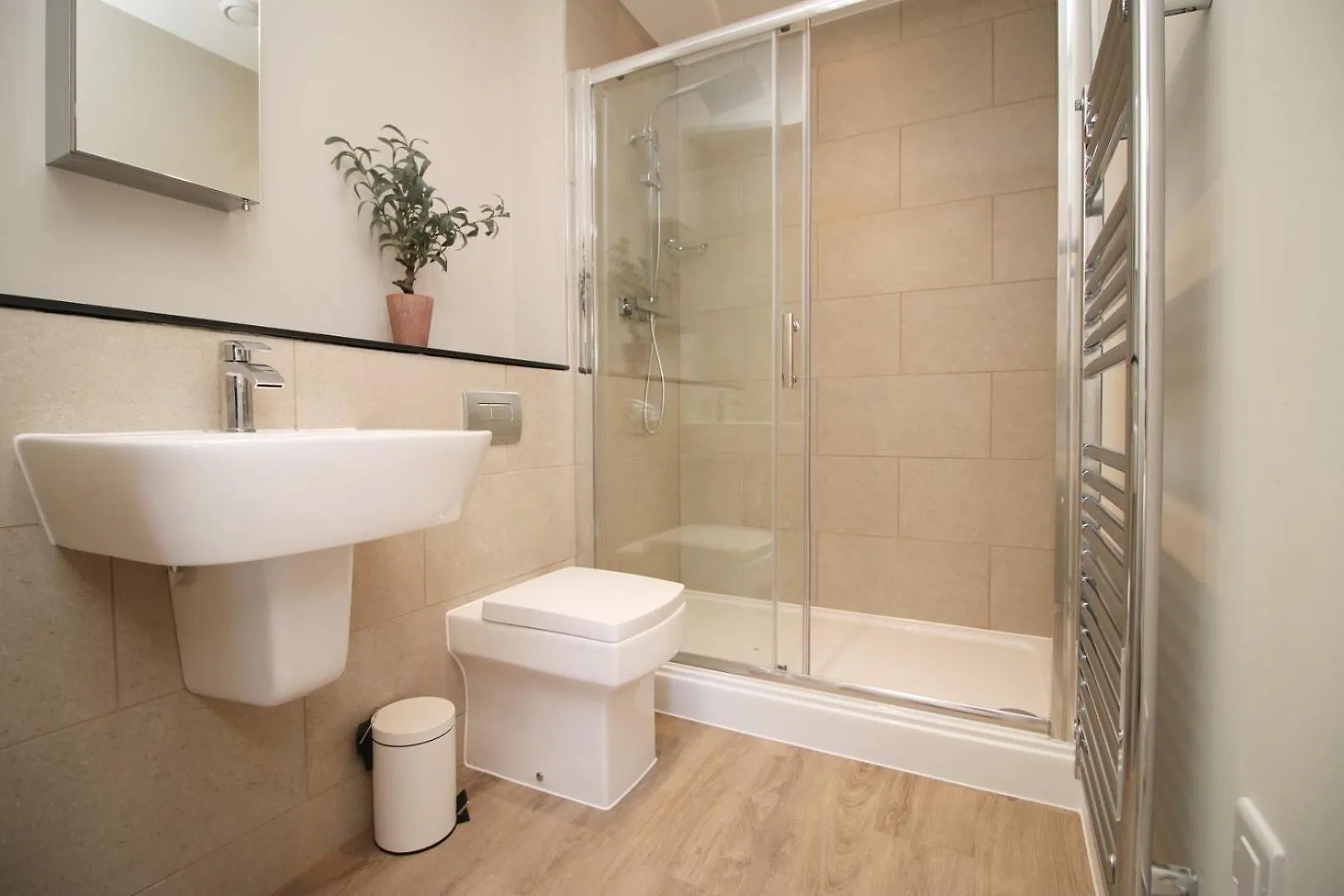 Casa 4 - 2 Bedroom Apartment With Balcony And Parking カーディフ
